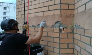 Обследование фасада здания в Похвистневе в октябре
